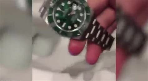 ragazzo ricco butta nel wc un rolex da 9000 eyro|IL RAGAZZO RICCO BUTTA IL ROLEX DA 9.000 .